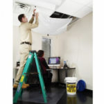 PIG® – Kit secchio Roof Leak Diverter applicazione